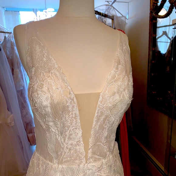 Wedding gown 💖 - Picture 1 of 5